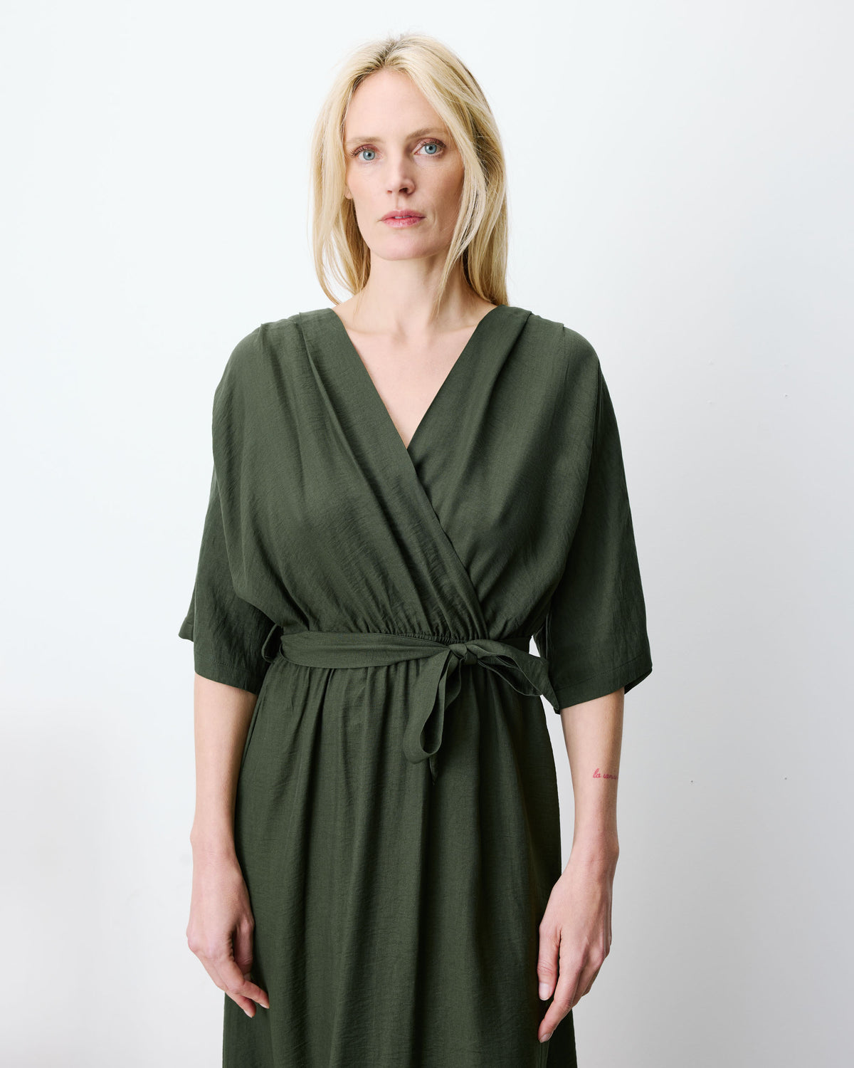 Robe longue évasée col V croisé kaki Amelia