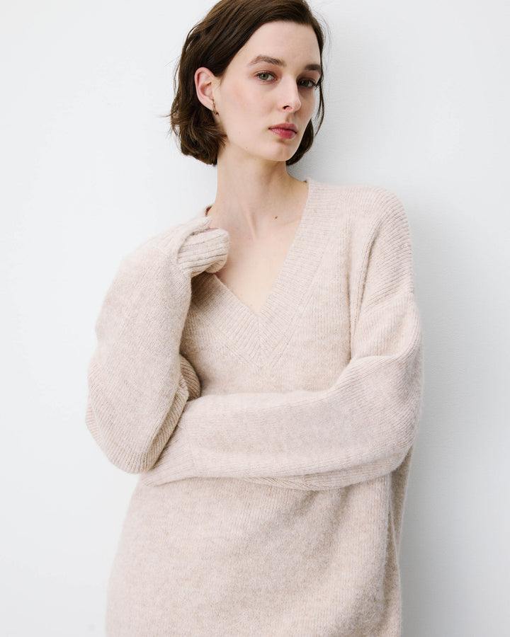 Robe pull courte oversize col V beige Airina