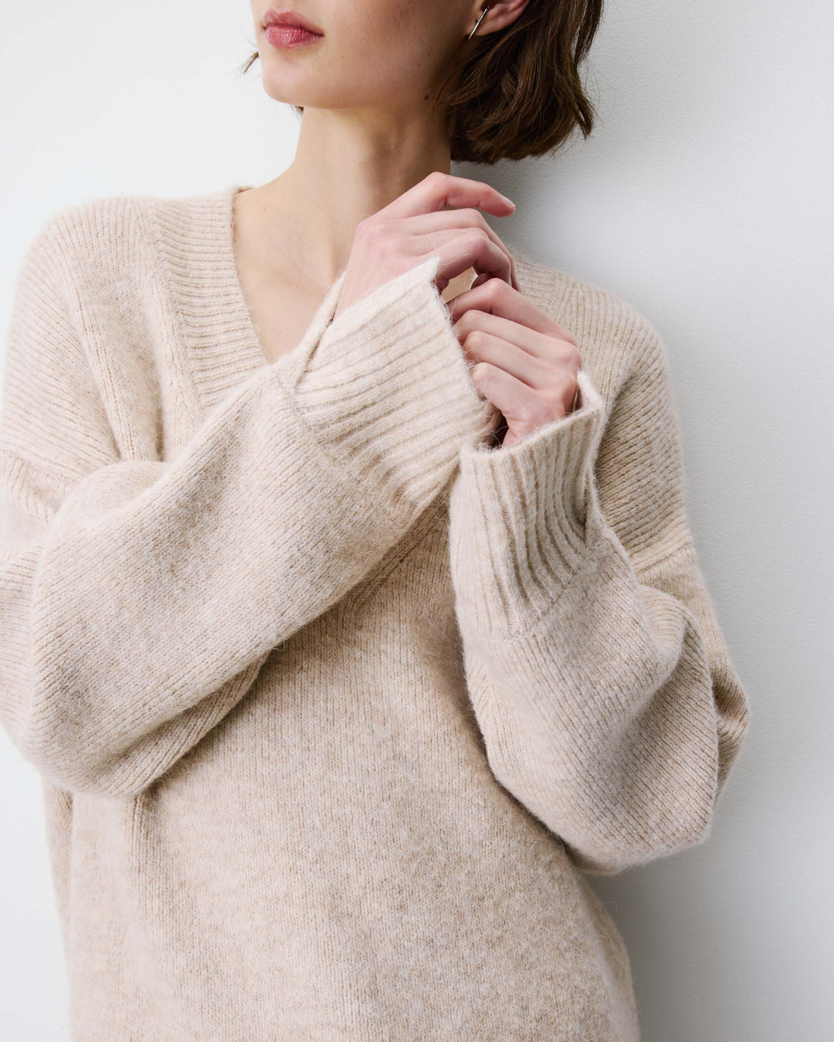 Robe pull courte oversize col V beige Airina