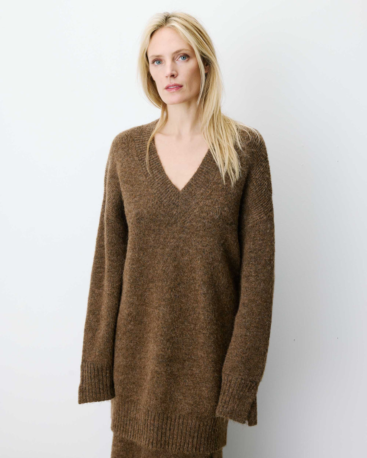Robe pull courte oversize col V chocolat Airina