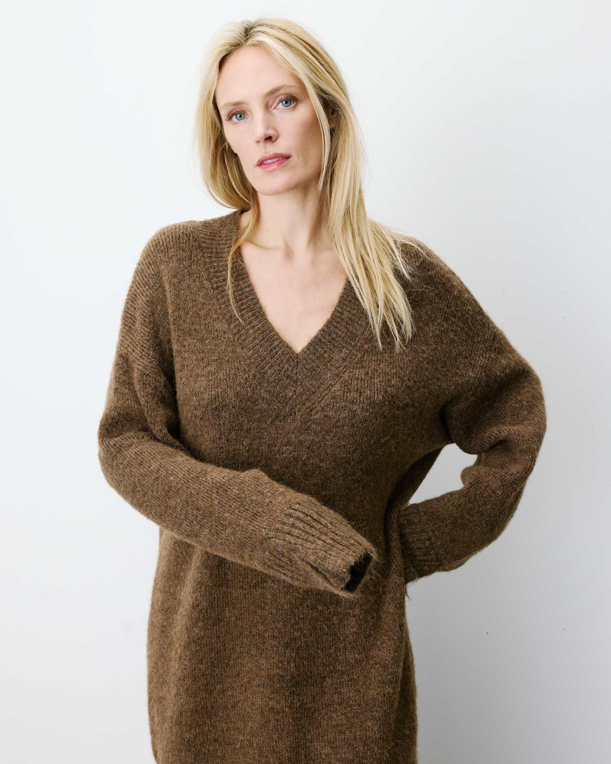 Robe pull courte oversize col V chocolat Airina