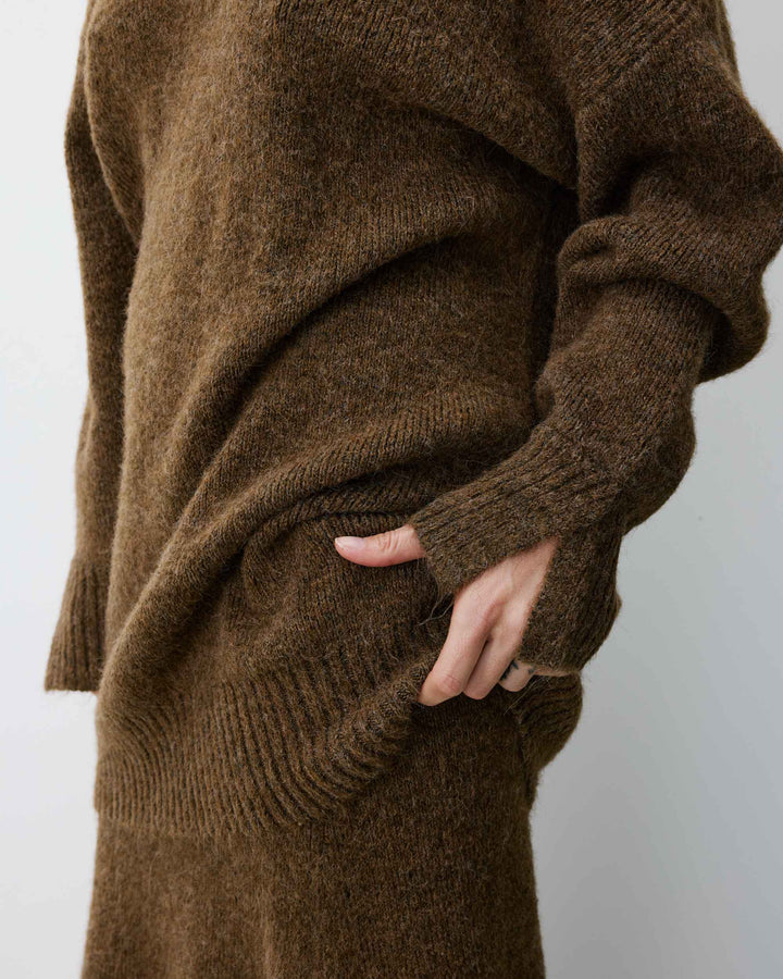 Robe pull courte oversize col V chocolat Airina