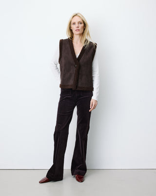 Veste sans manches en fausse shearling col V chocolat Anya