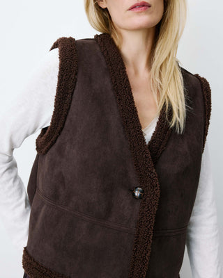 Veste sans manches en fausse shearling col V chocolat Anya