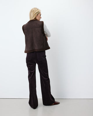 Veste sans manches en fausse shearling col V chocolat Anya