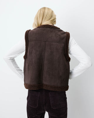 Veste sans manches en fausse shearling col V chocolat Anya