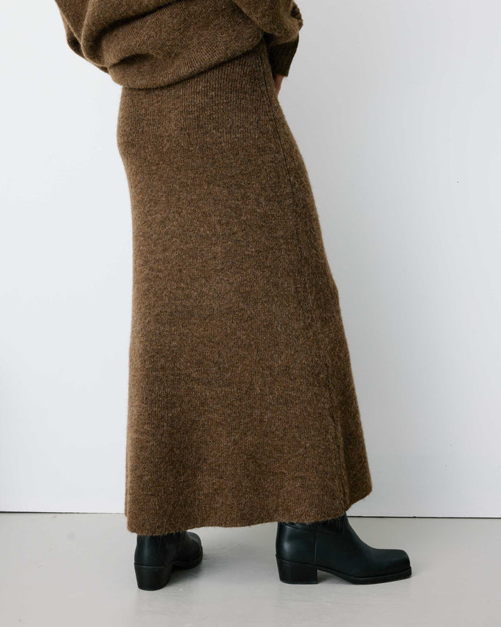 Jupe longue évasée en maille taille haute chocolat Aluna