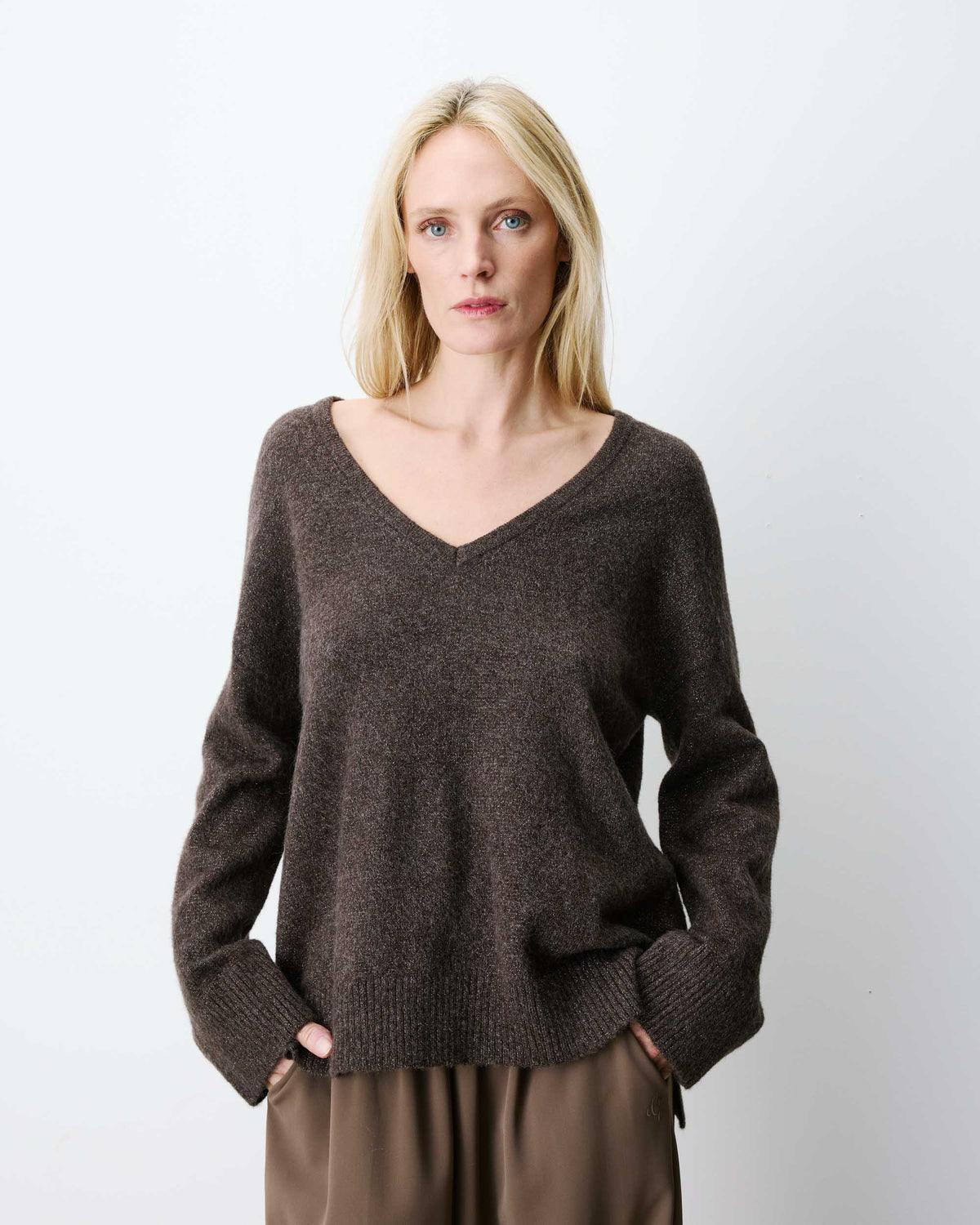 Pull ample col V en maille lurex chocolat Salvador
