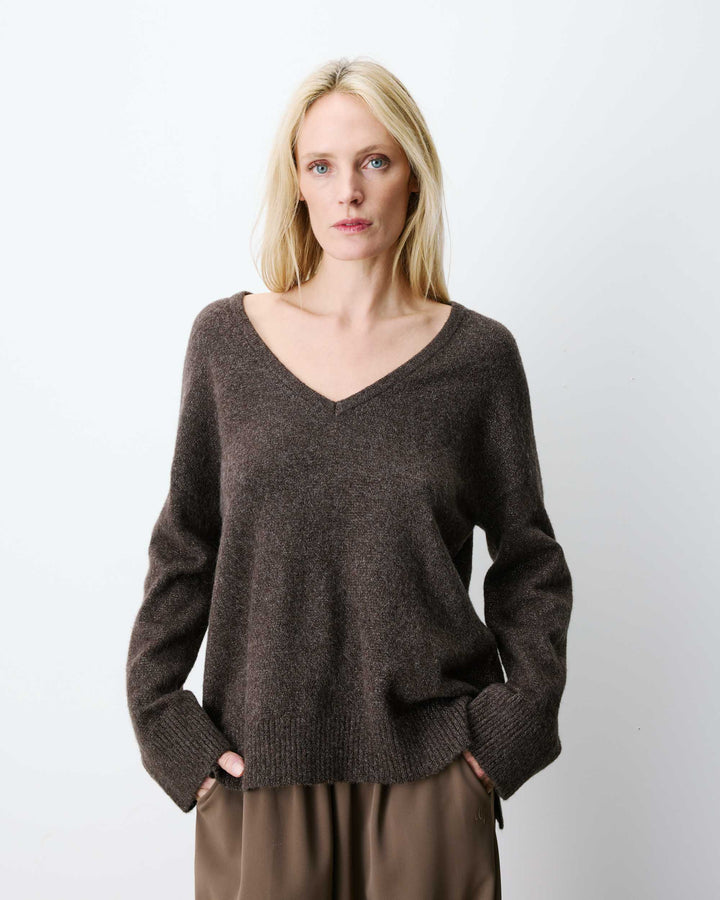 Pull ample col V en maille lurex chocolat Salvador