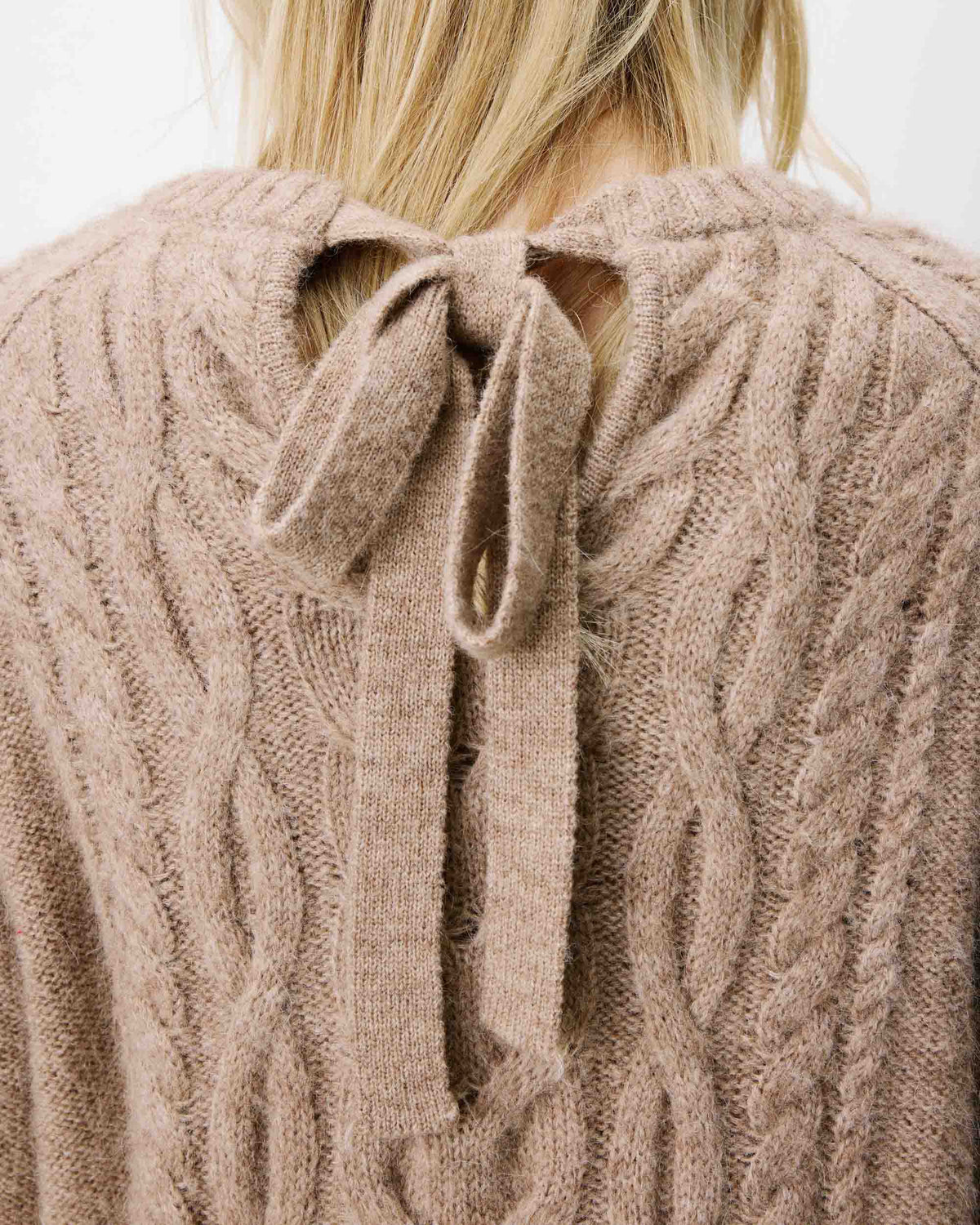 Pull torsadé à nouer au dos beige Arcelin