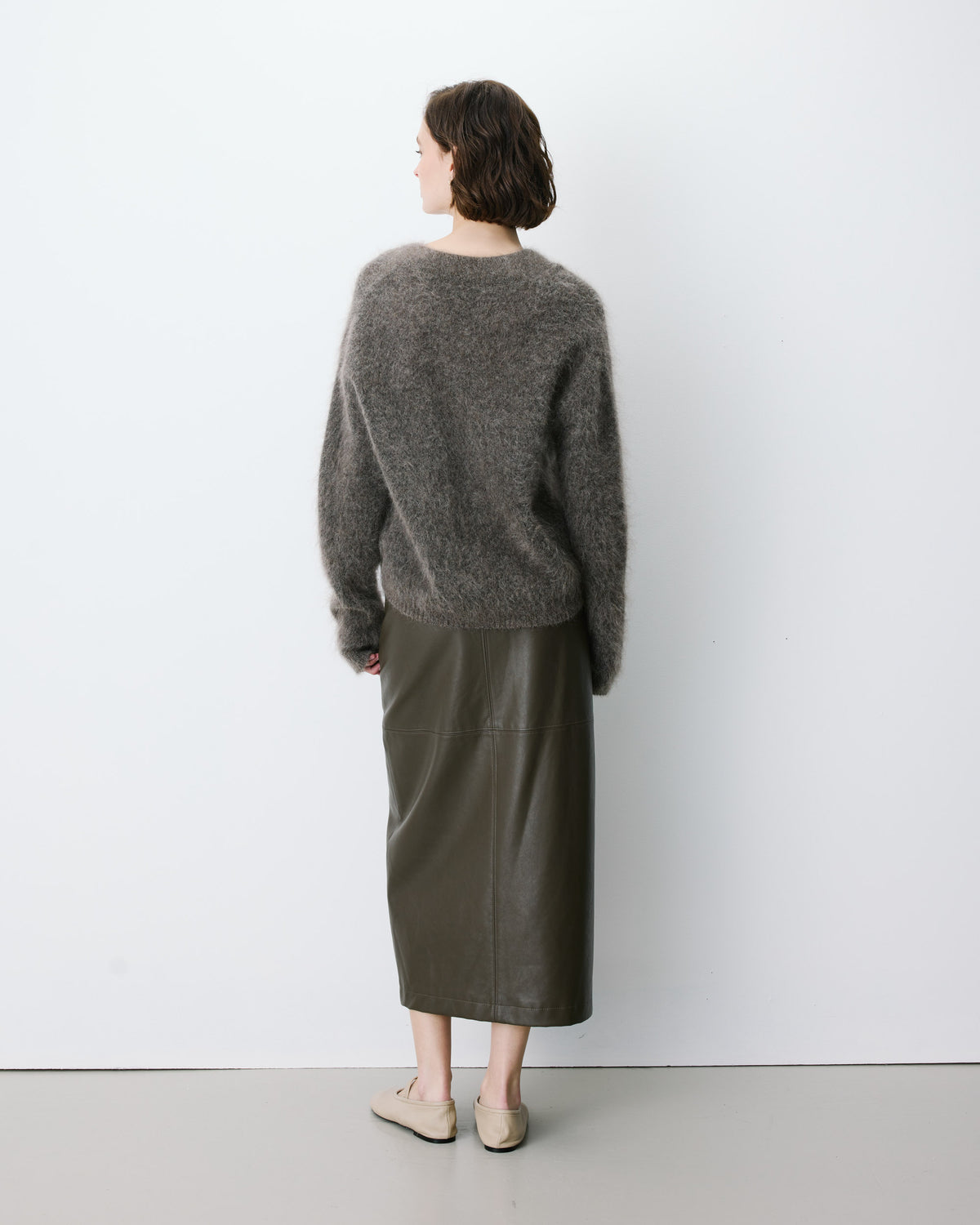 Pull large doux en mohair mélangé col V taupe Adorable