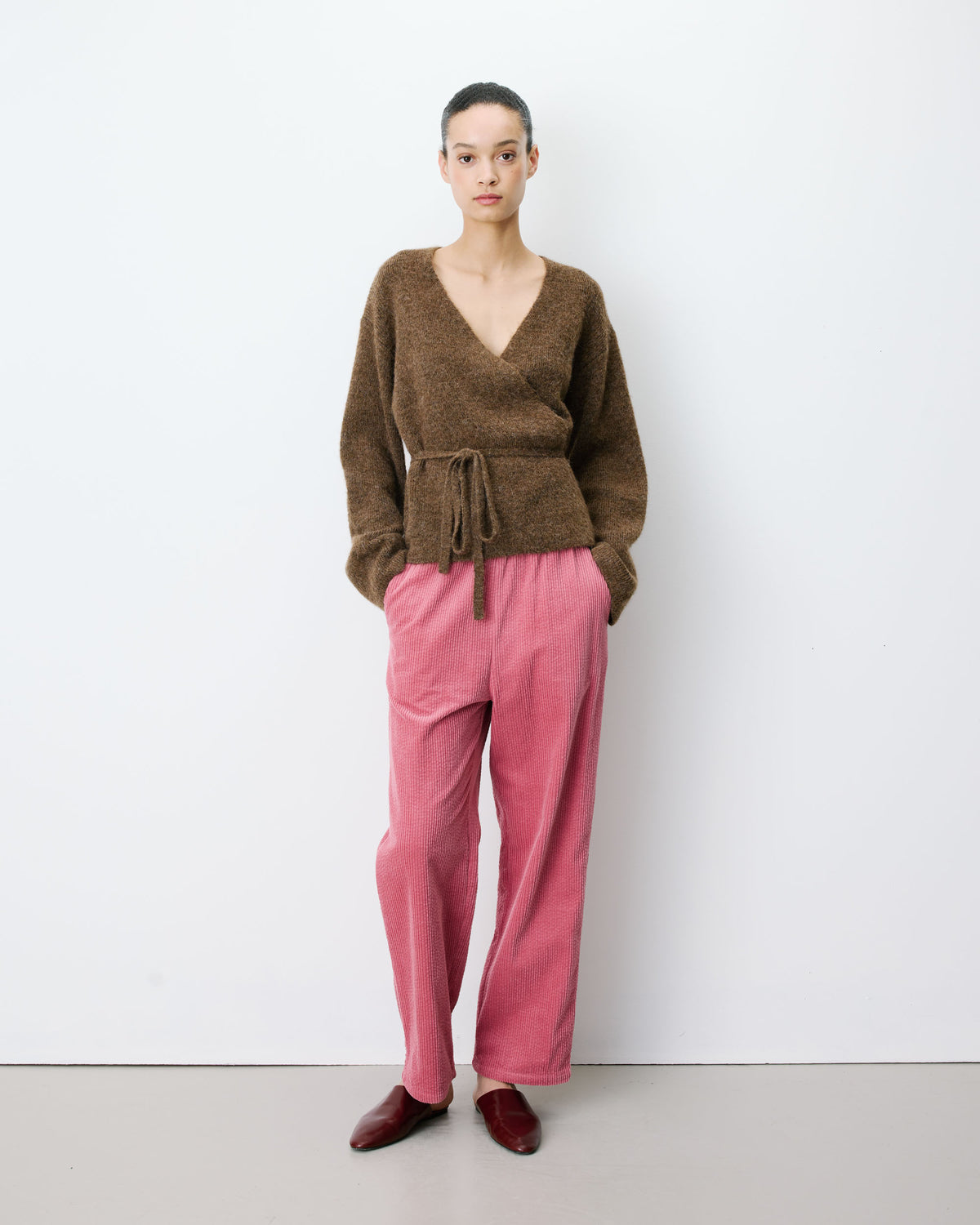 Cardigan cache-cœur nouable en maille chocolat Anior