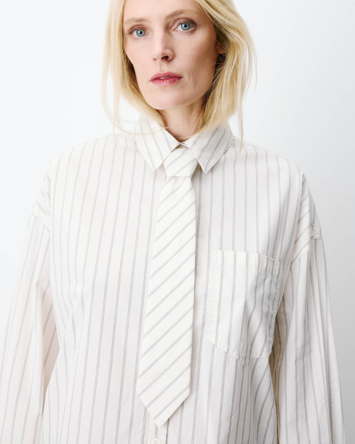 Chemise oversize à cravate amovible ecru Athena