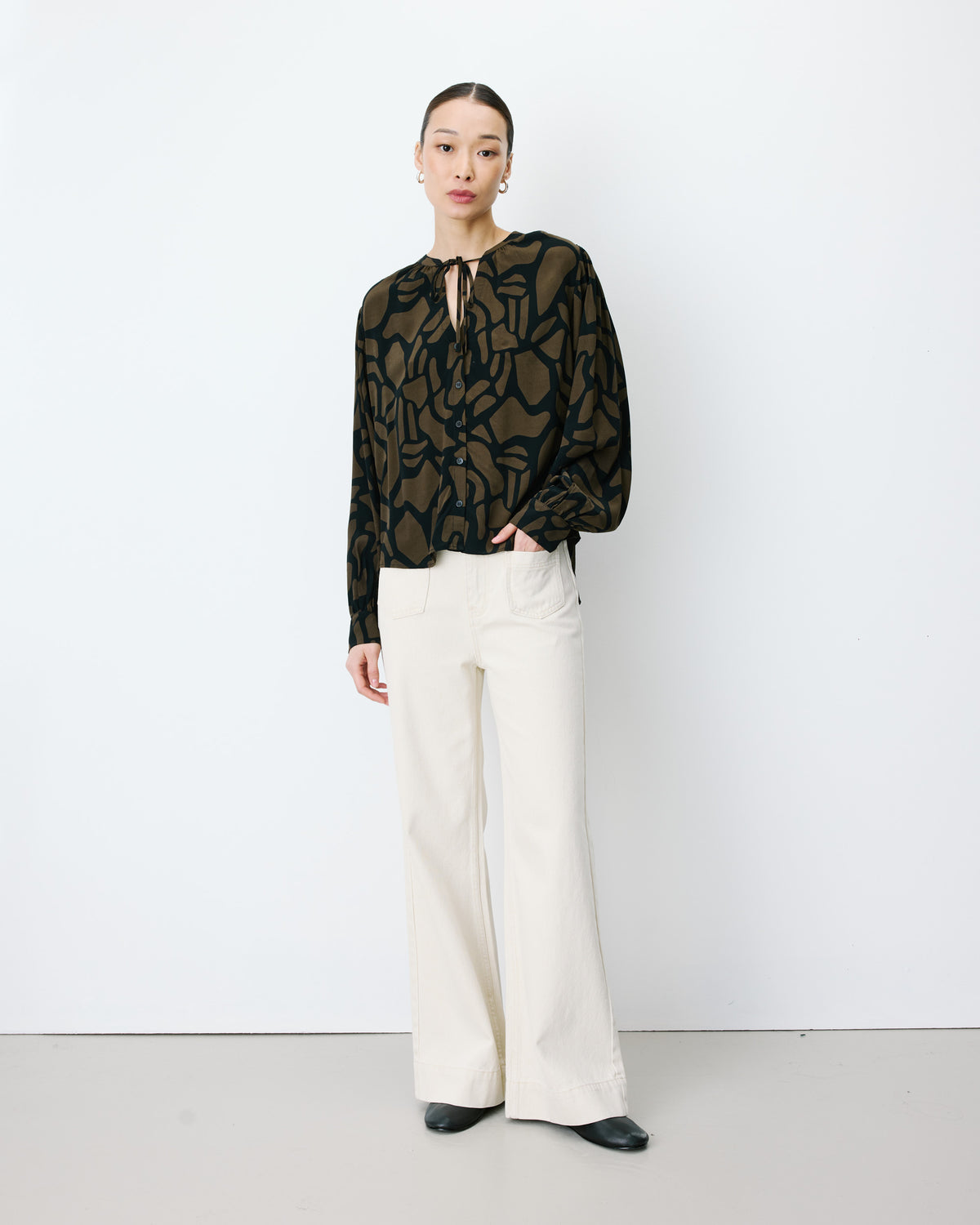 Blouse col V à imprimé géométrique kaki Ambrine