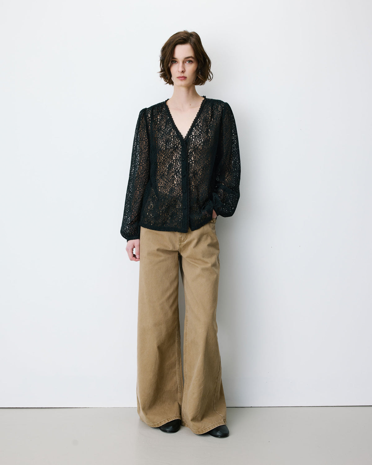 Blouse en dentelle col V manches longues noir Aurora