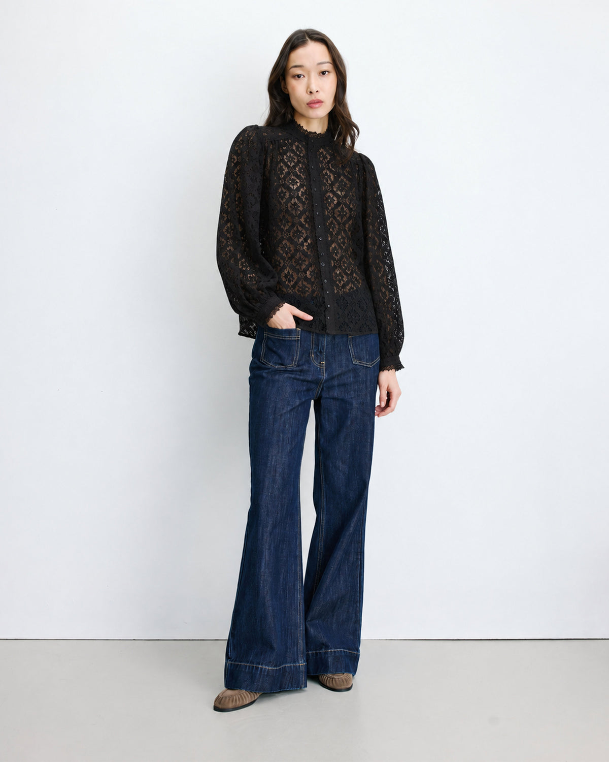 Blouse ample en dentelle boutonnée noir Anita
