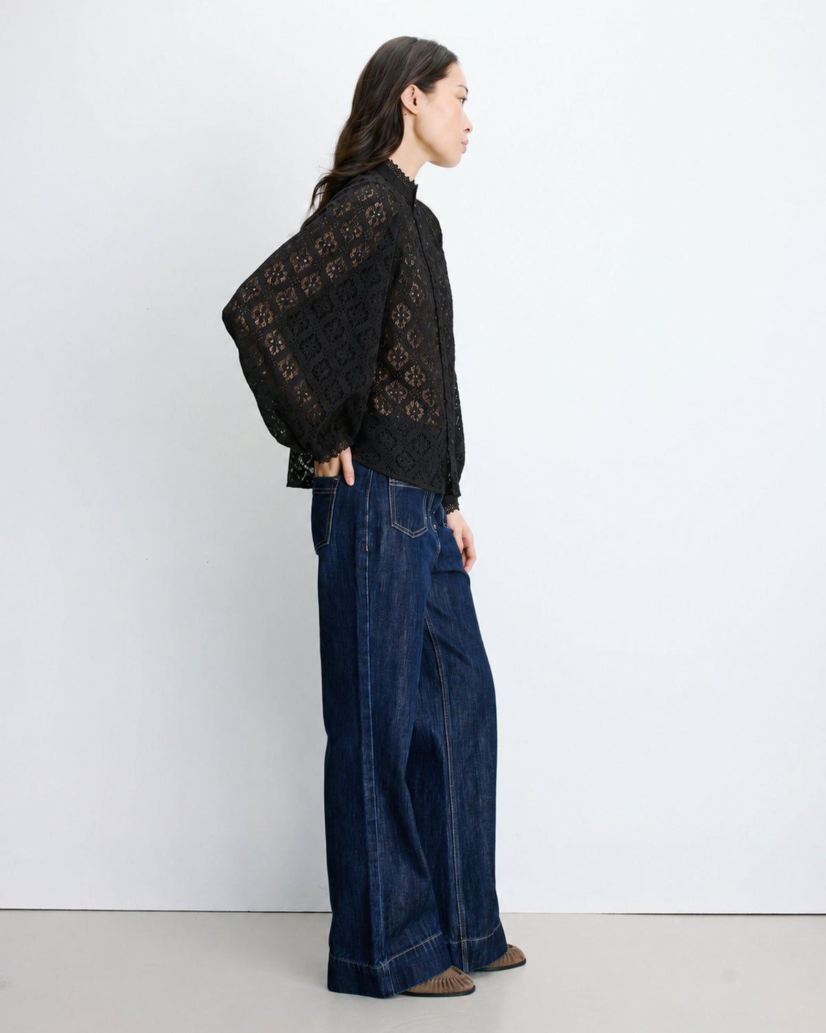 Blouse ample en dentelle boutonnée noir Anita