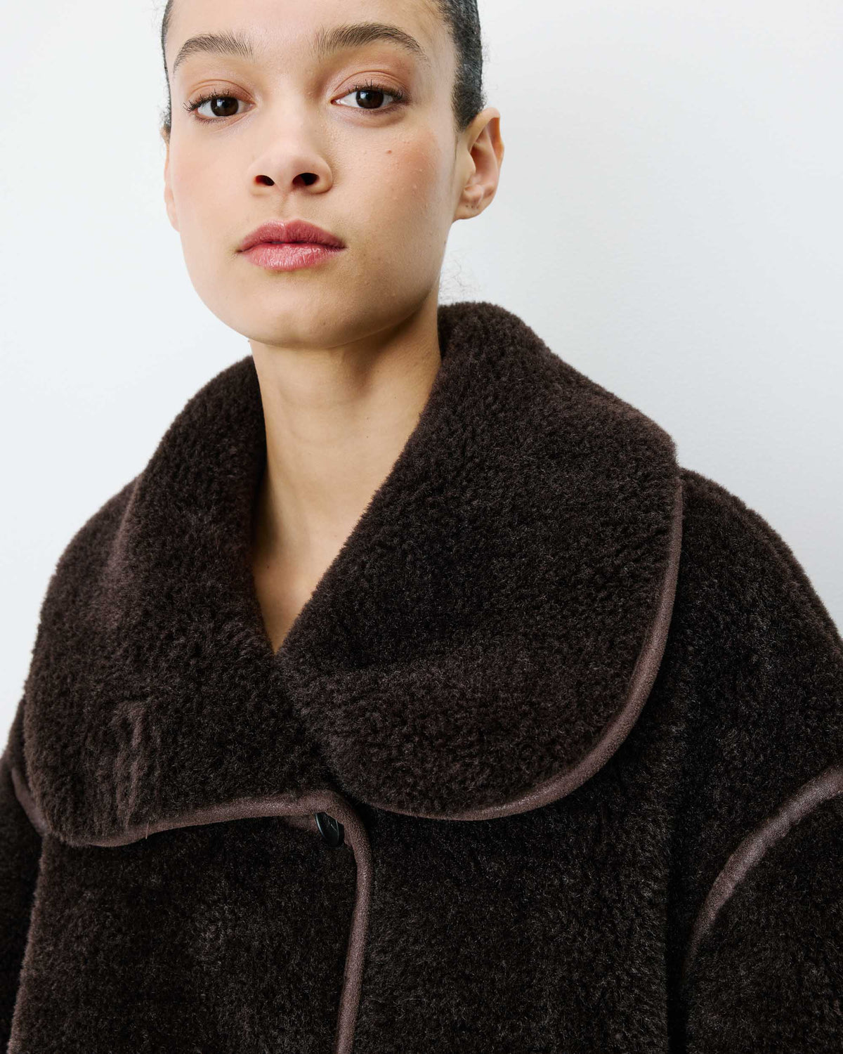 Manteau en fausse fourrure oversize boutonné chocolat Amelio