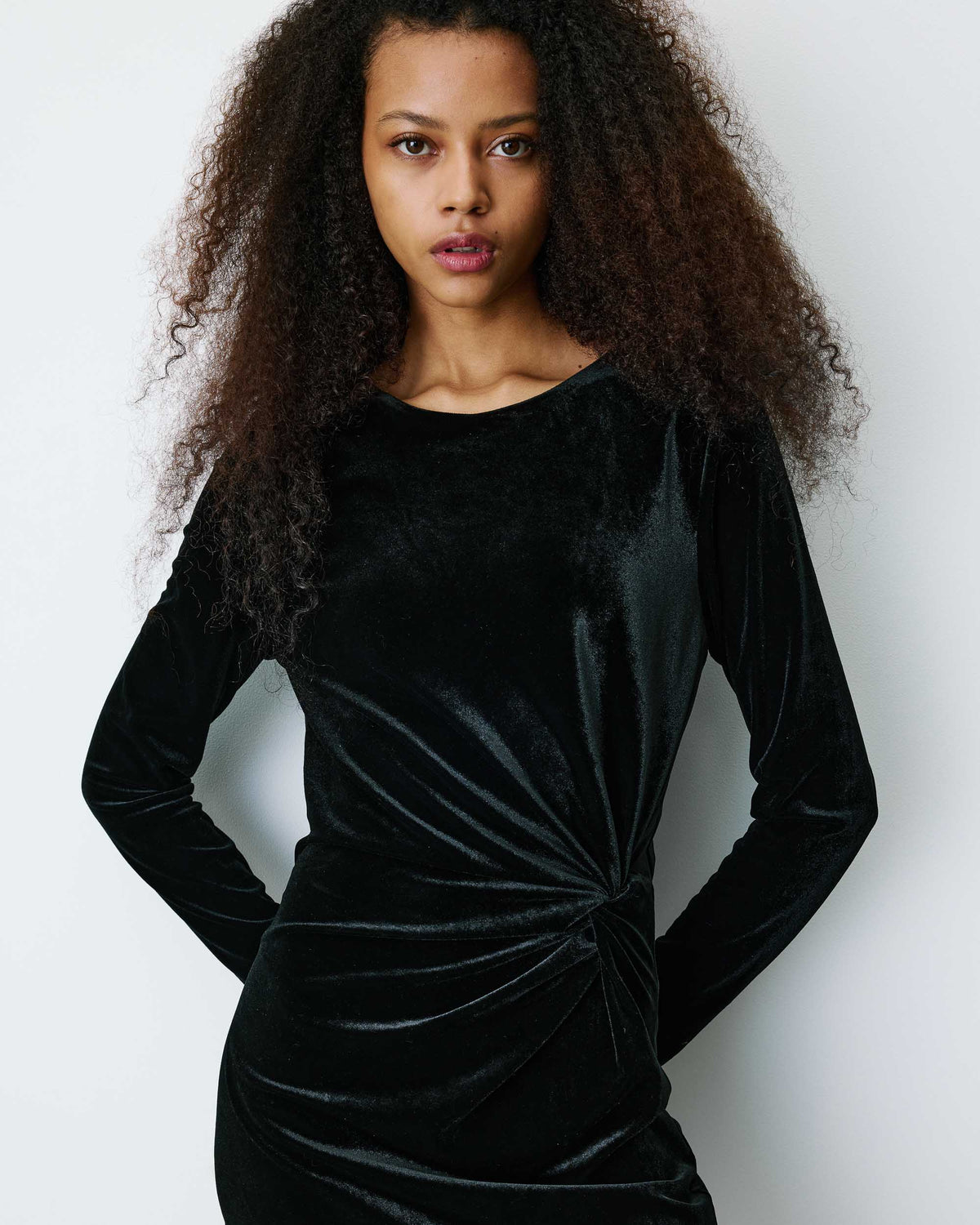 Robe courte velours drapée manches longues noir Beverly