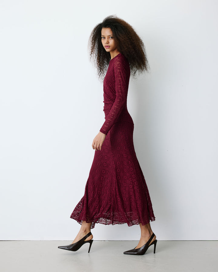 Robe longue en dentelle froncée cherry Bianca