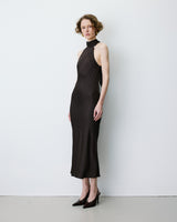 Robe longue évasée en satin sans manches chocolat Bella