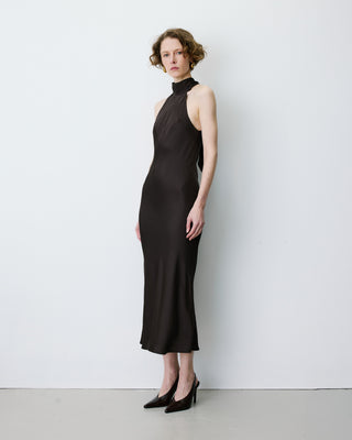 Robe longue évasée en satin sans manches chocolat Bella