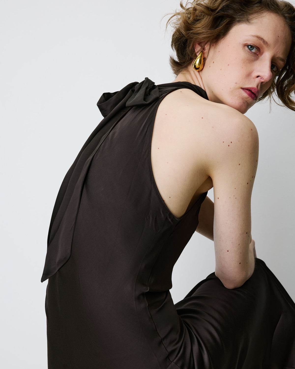 Robe longue évasée en satin sans manches chocolat Bella