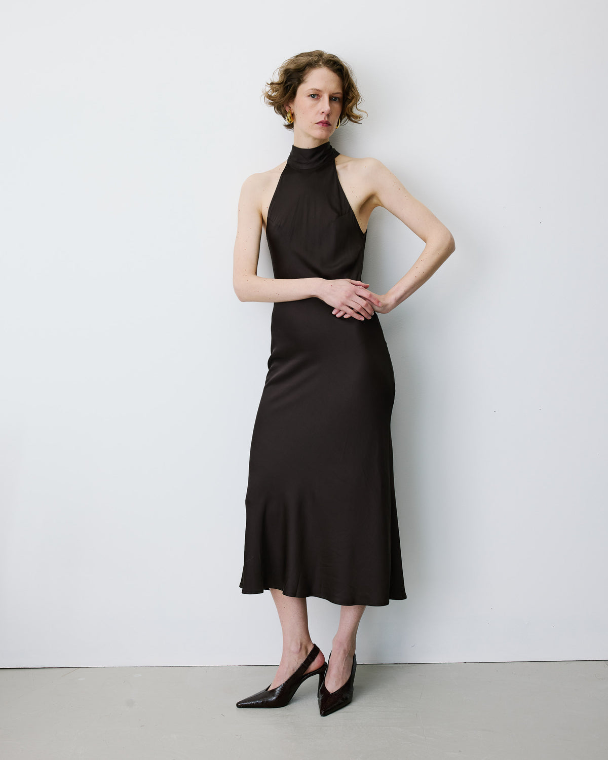 Robe longue évasée en satin sans manches chocolat Bella