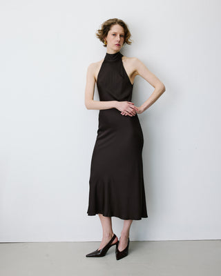 Robe longue évasée en satin sans manches chocolat Bella