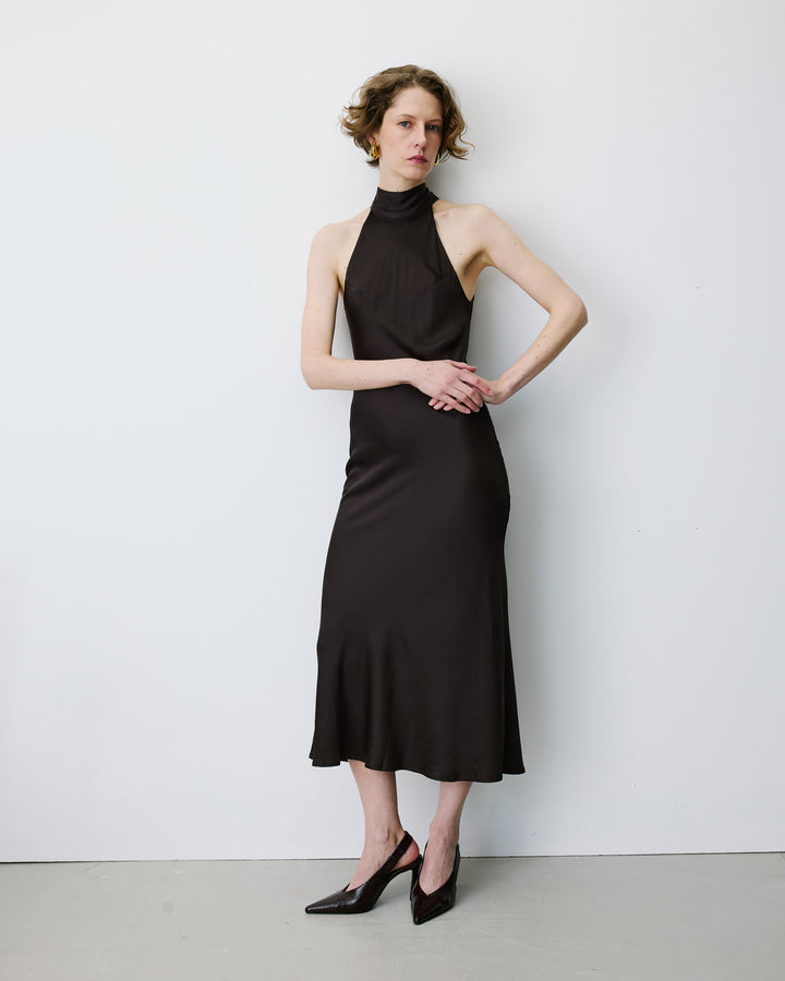 Robe longue évasée en satin sans manches chocolat Bella