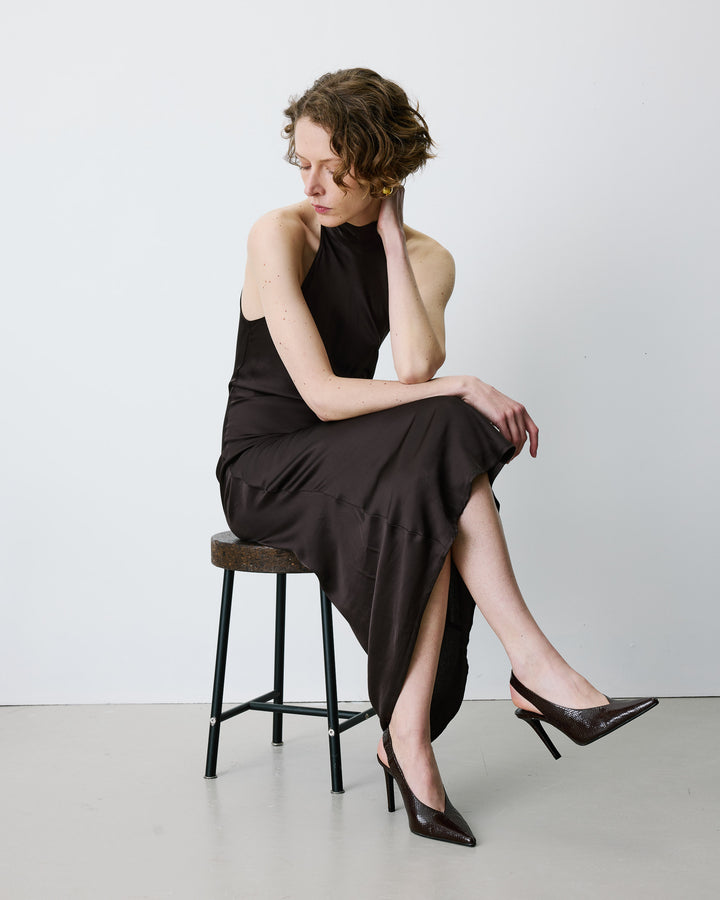 Robe longue évasée en satin sans manches chocolat Bella