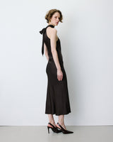 Robe longue évasée en satin sans manches chocolat Bella