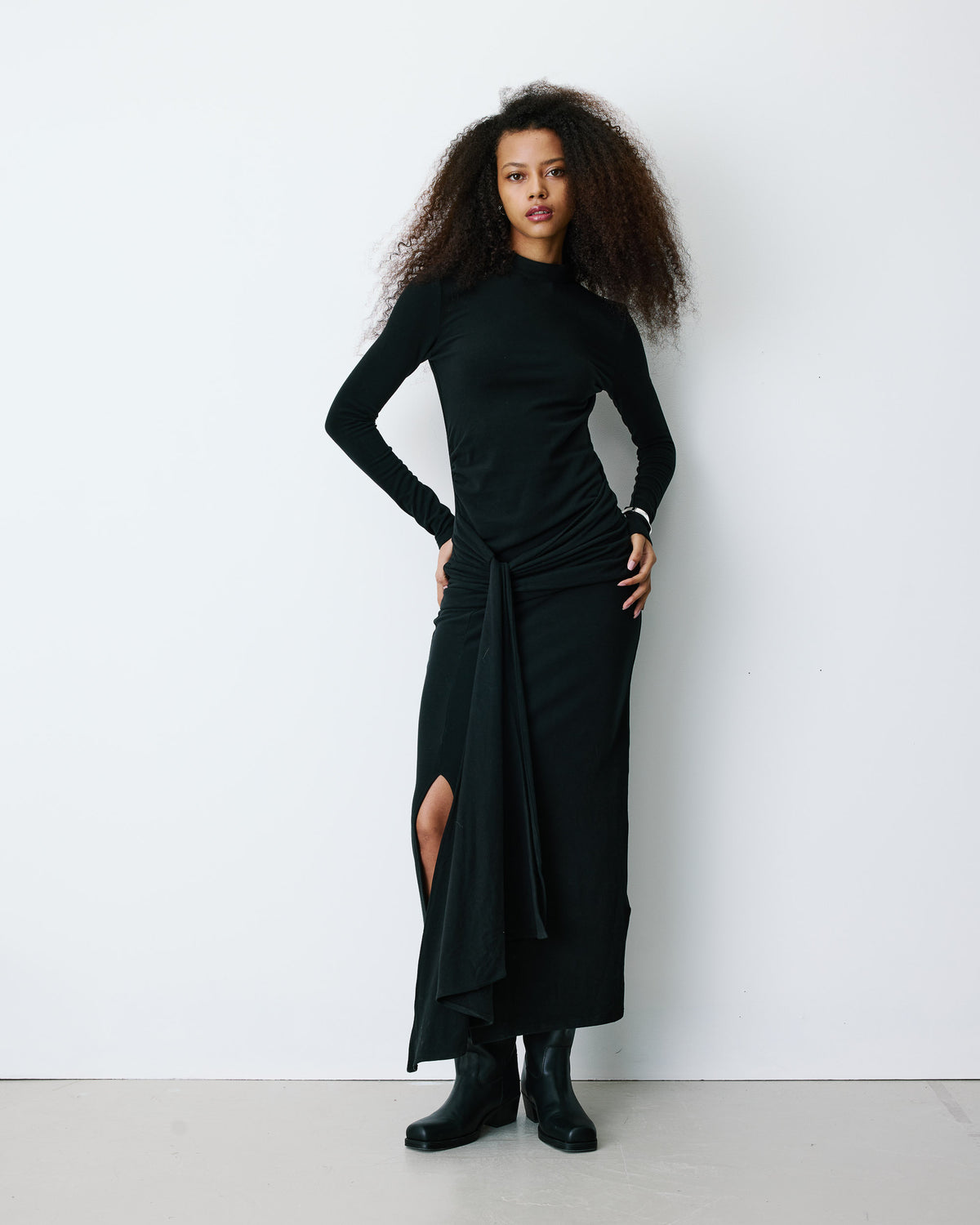 Robe longue ajustée dos nu à nœud devant noir Britney