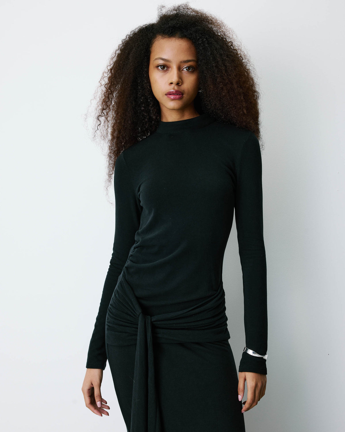 Robe longue ajustée dos nu à nœud devant noir Britney