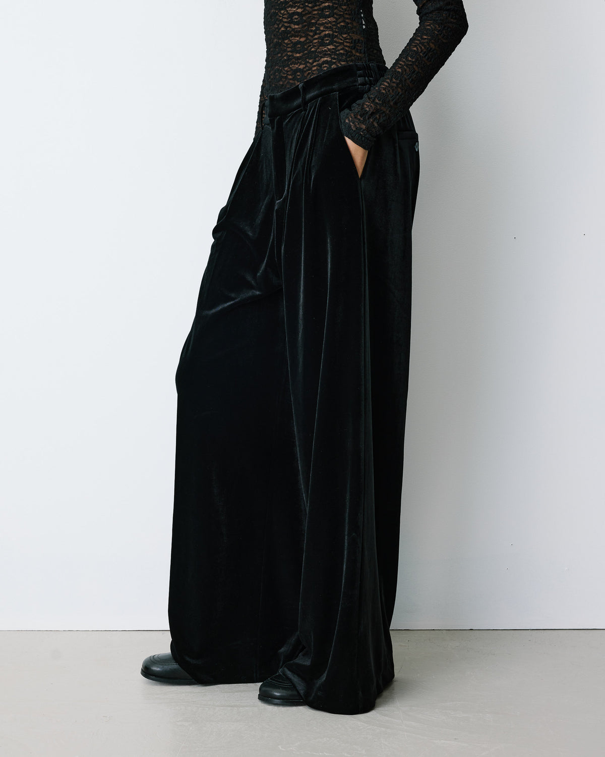 Pantalon tailleur oversize en velours noir Benson
