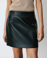 Mini-jupe en similicuir lisse noir Betty