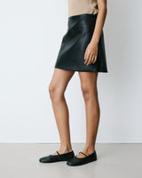 Mini-jupe en similicuir lisse noir Betty