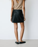 Mini-jupe en similicuir lisse noir Betty