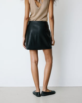 Mini-jupe en similicuir lisse noir Betty