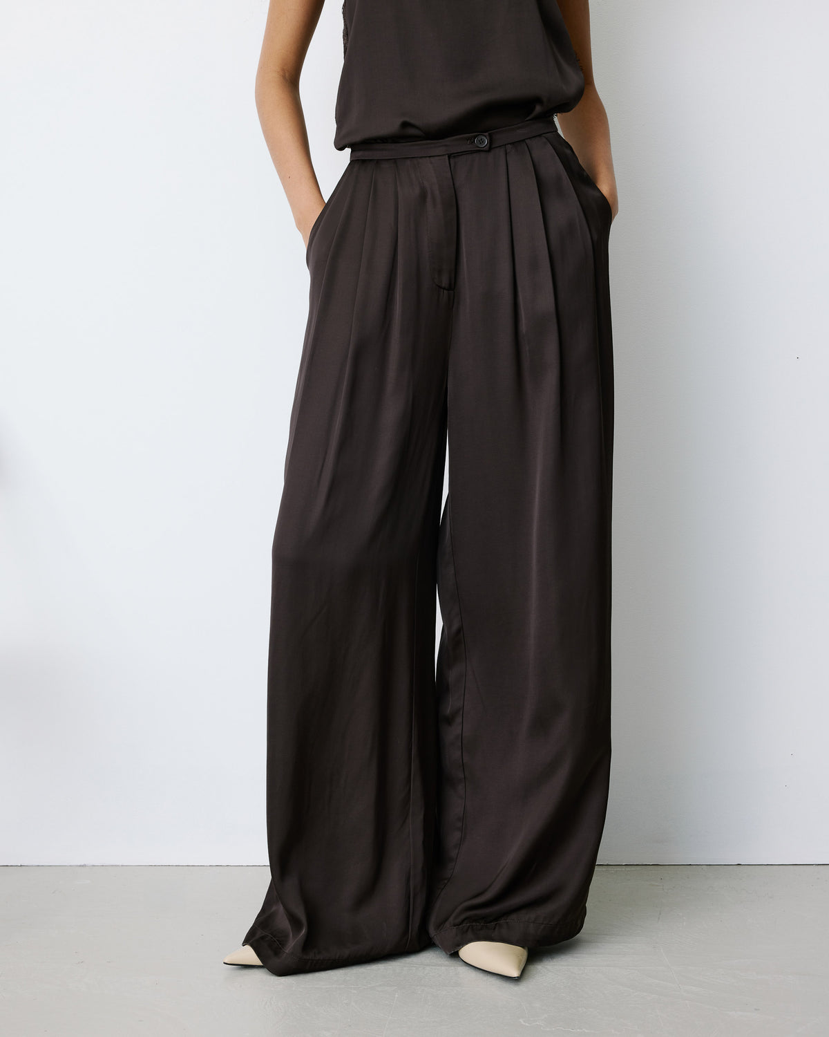 Pantalon en satin fluide à pinces chocolat Barnabe