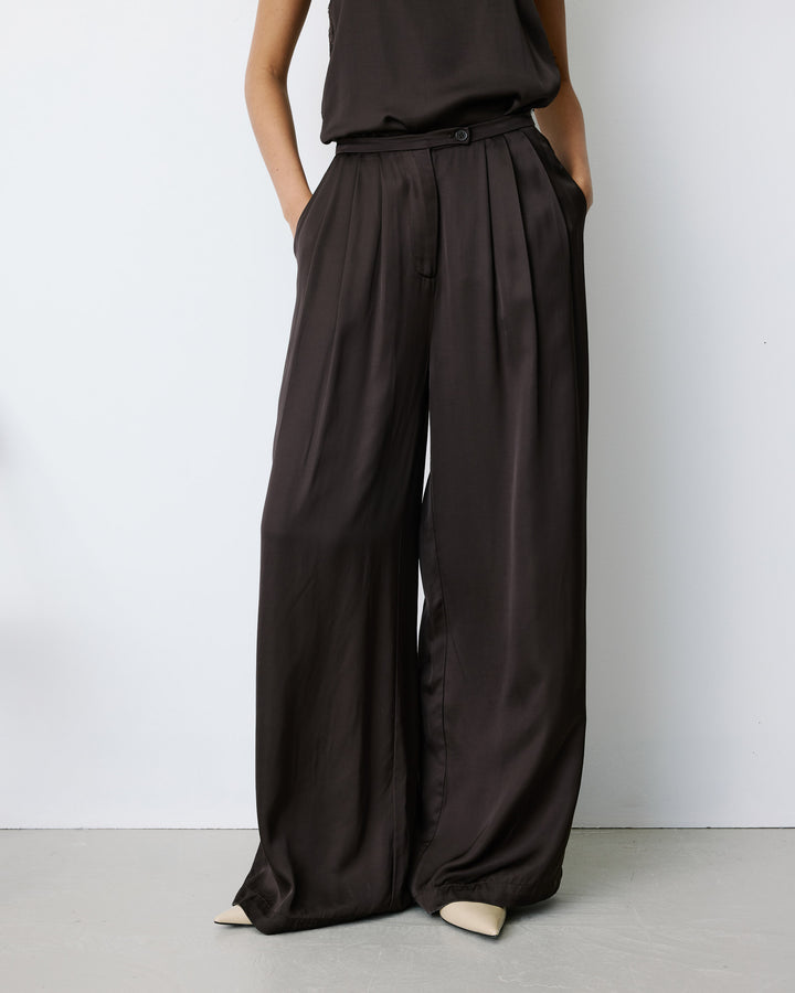 Pantalon en satin fluide à pinces chocolat Barnabe
