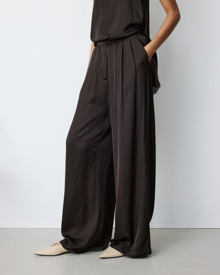 Pantalon en satin fluide à pinces chocolat Barnabe