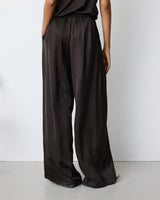 Pantalon en satin fluide à pinces chocolat Barnabe