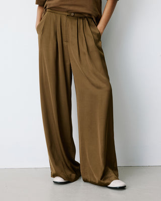 Pantalon en satin fluide à pinces olive Barnabe