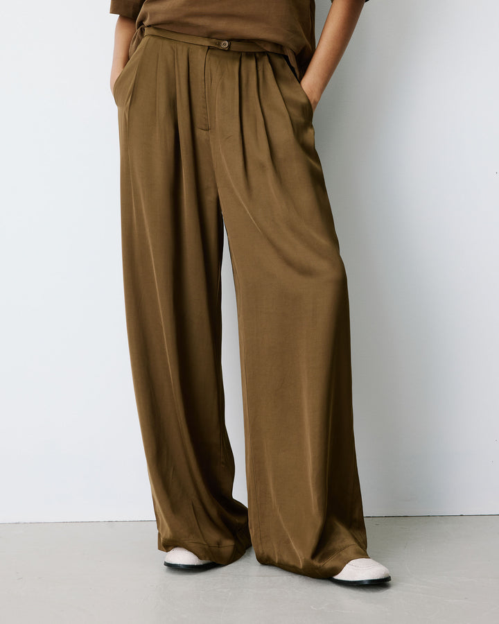 Pantalon en satin fluide à pinces olive Barnabe