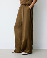 Pantalon en satin fluide à pinces olive Barnabe