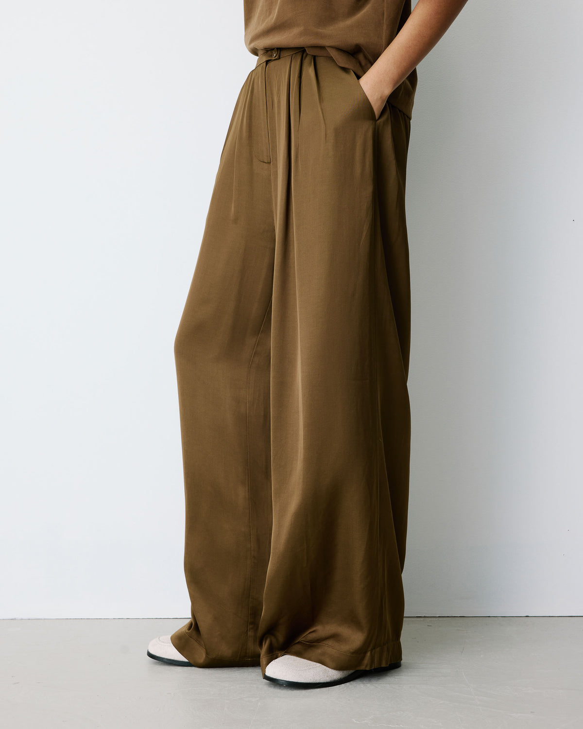 Pantalon en satin fluide à pinces olive Barnabe