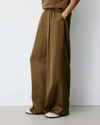 Pantalon en satin fluide à pinces olive Barnabe