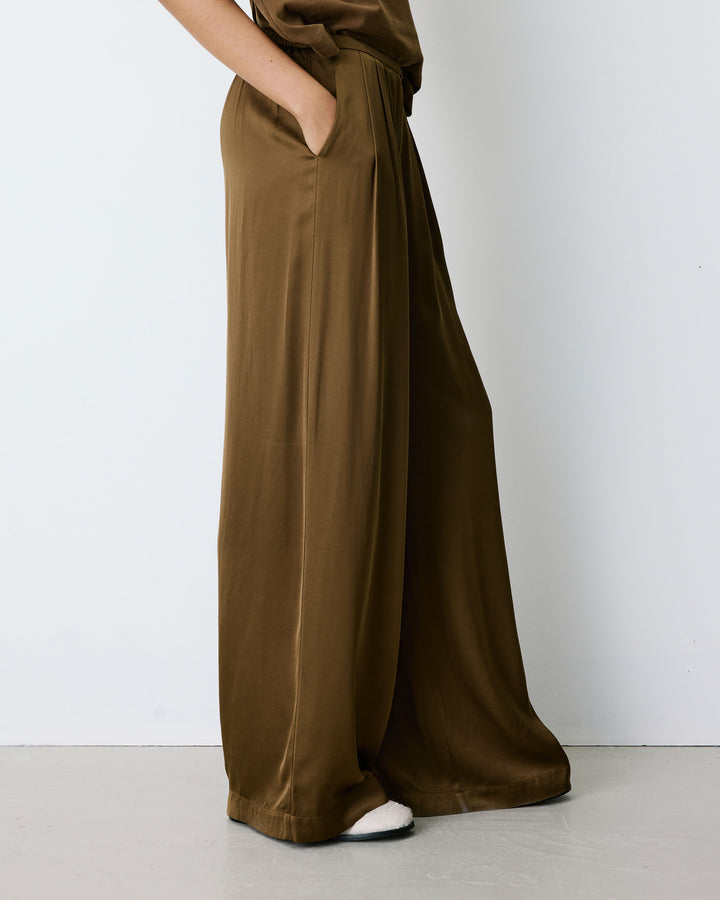 Pantalon en satin fluide à pinces olive Barnabe
