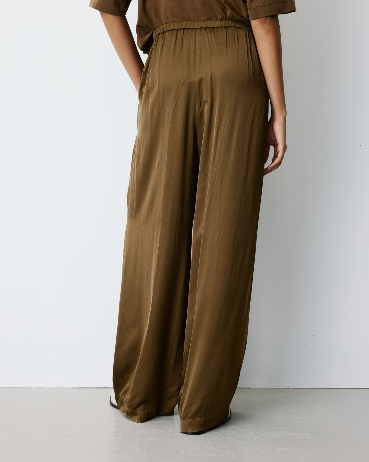 Pantalon en satin fluide à pinces olive Barnabe